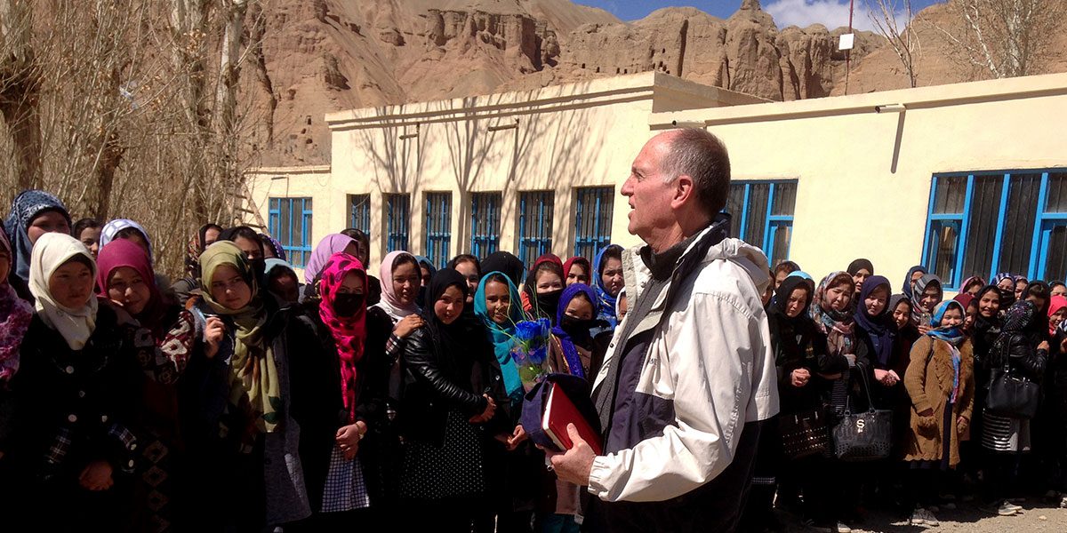 Le père Tom s’adresse à un groupe de filles à Bamyam, en Afghanistan, où le JRS se concentre sur la formation des enseignants et l’éducation des femmes. (Service Jésuite des Réfugiés)