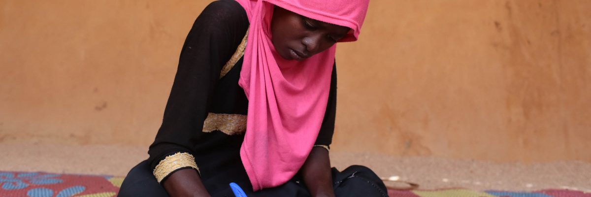 A young woman studies in Chad (Sergi Camara)