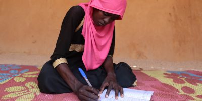 A young woman studies in Chad (Sergi Camara)