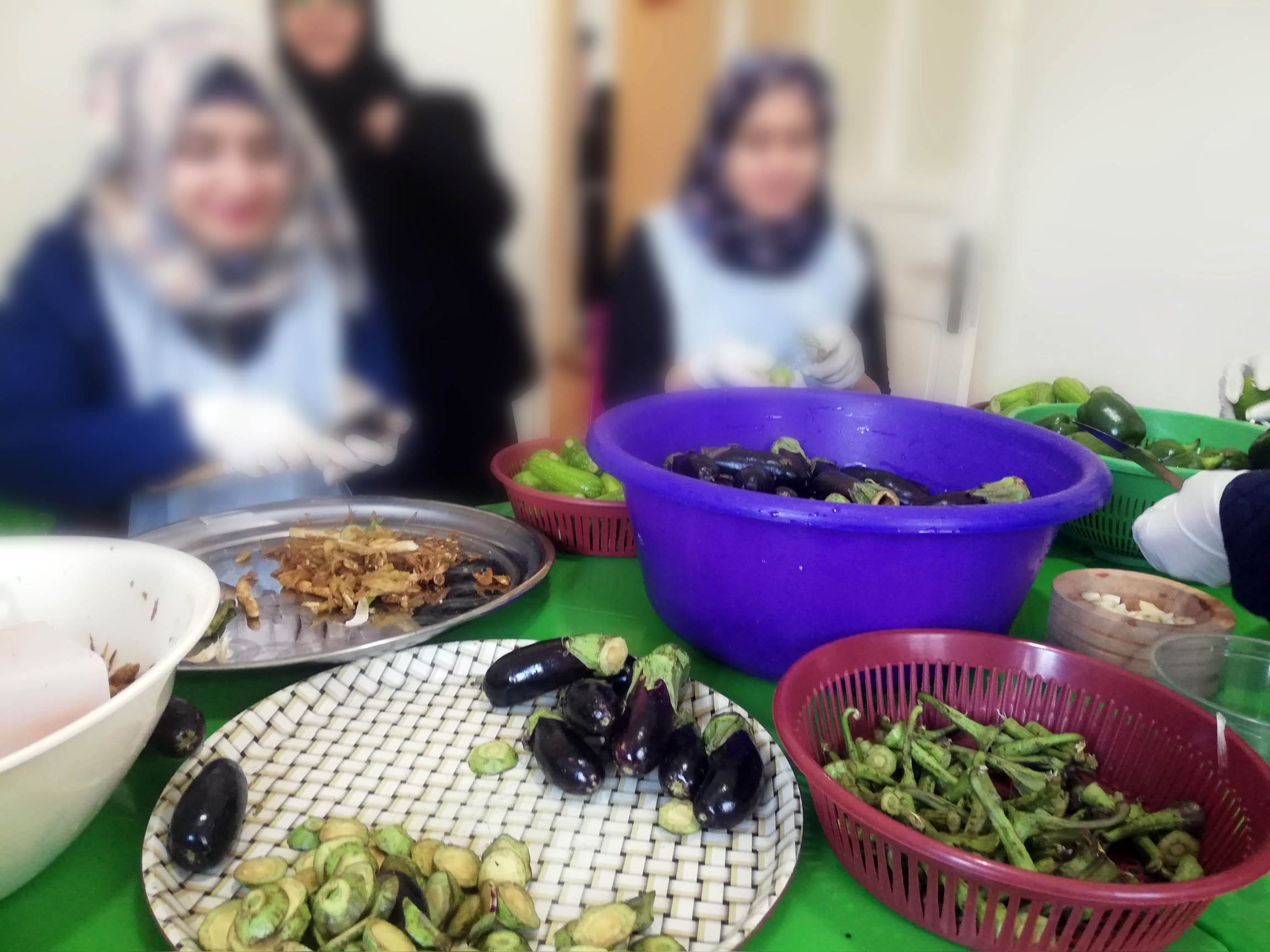 The women come together to prepare food and share stories from home. (Jesuit Refugee Service)