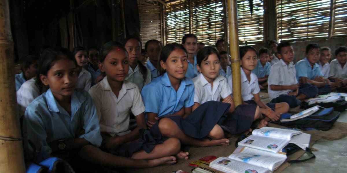 Unos niños estudian en el campamento de Shanyarima en Nepal (Servicio Jesuita a Refugiados).