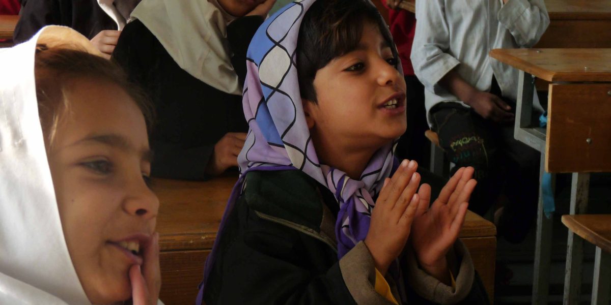 Niñas en clase en la escuela Sohadat en Afganistán.(Jesuit Refugee Service)