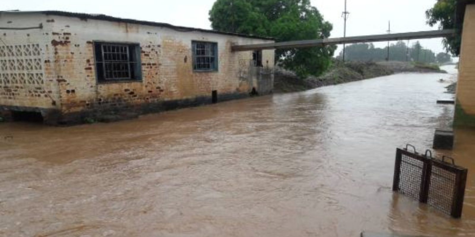 Inundaciones alrededor de un edificio en el campamento de Tongogara en Zimbabue. (Servicio Jesuita a Refugiados)