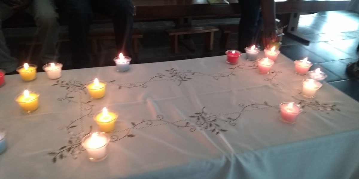 Pendant un exercice de l’atelier de réconciliation, des bougies sont placées sur la table. Elles représentent la lumière et la paix que la réconciliation peut apporter, particulièrement quand nous sommes unis dans notre mission. (Service Jésuite des Réfugiés)