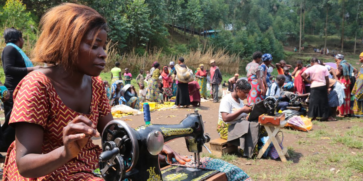 Mujeres desplazadas internas en la provincia oriental de Kivu Norte, República Democrática del Congo. (Sergi Càmara / Entreculturas)