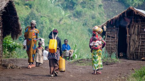 Les femmes et les enfants travaillent dans des refuges temporaires du camp de déplacés de Muhanga, dans l’est de la République Démocratique du Congo. (Jesuit Refugee Service)