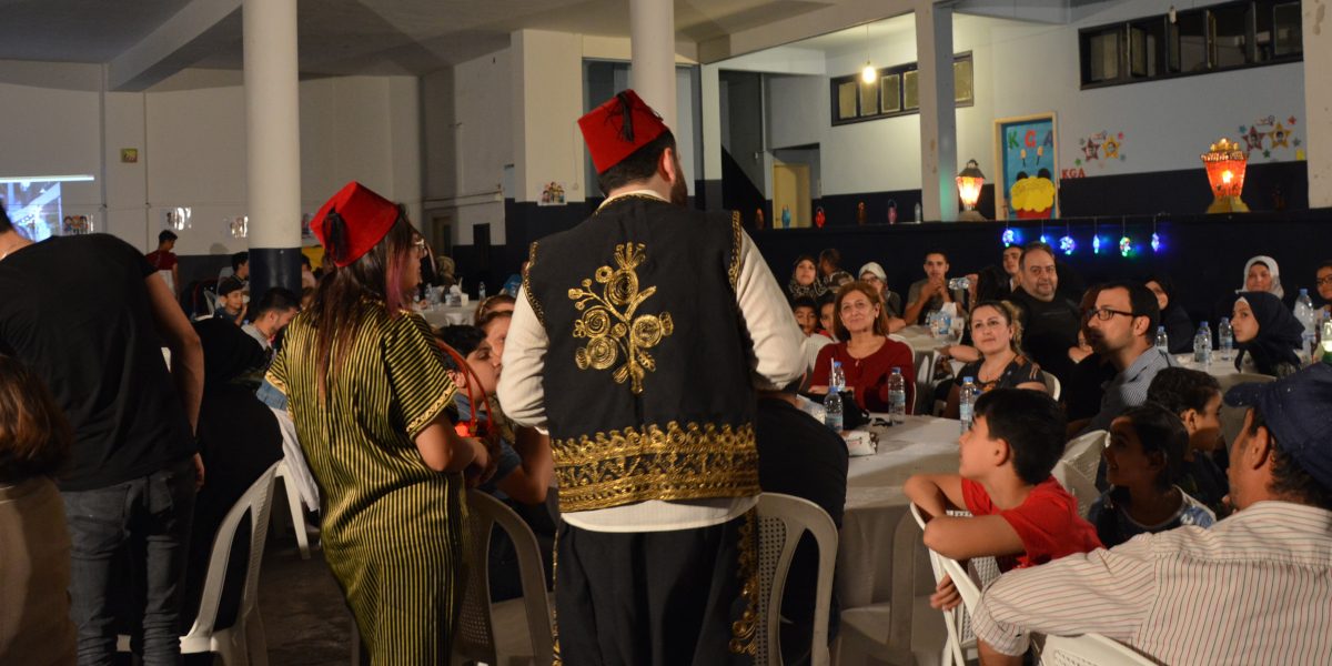 En el Líbano, durante el Ramadán, los estudiantes sirios refugiados y sus padres se reunieron para un Iftar, la cena con la que los musulmanes rompen el ayuno tras la puesta del sol durante el Ramadán, en el Centro Frans van der Lugt, en Bourj Hammoud. Al evento también asistieron las familias cristianas iraquíes del centro, que trajeron biryani [platos de arroz] caseros para compartirlos con los miembros de la comunidad musulmana, en un gesto de paz y solidaridad. (Servicio Jesuita a Refugiados)