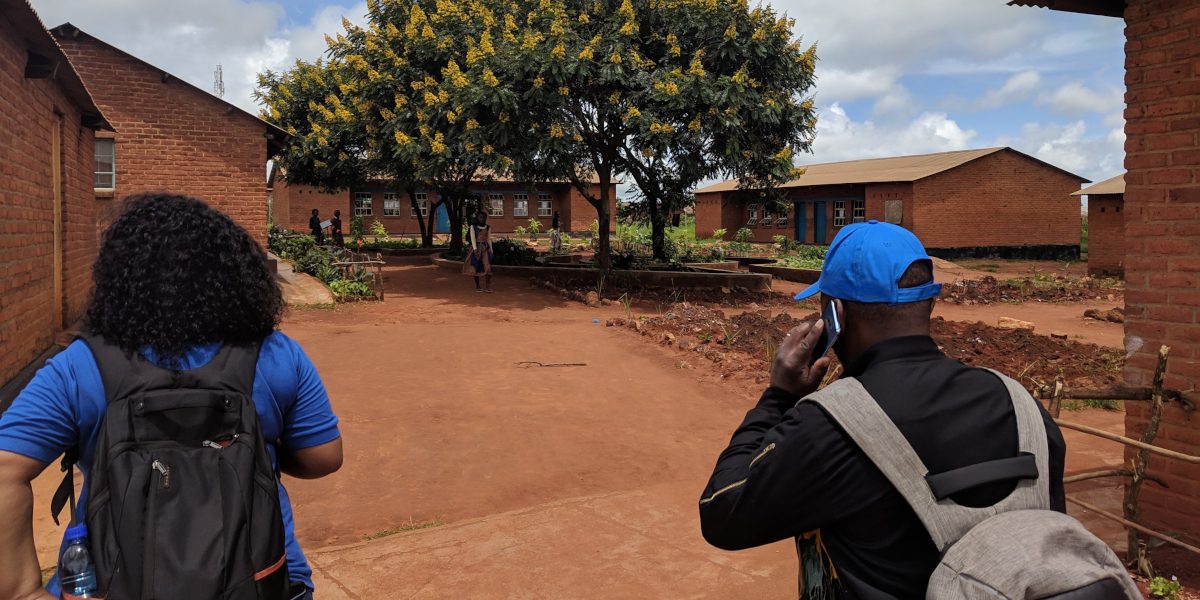 Personal del JRS visita un campamento de refugiados en Malaui. (Servicio Jesuita a Refugiados)