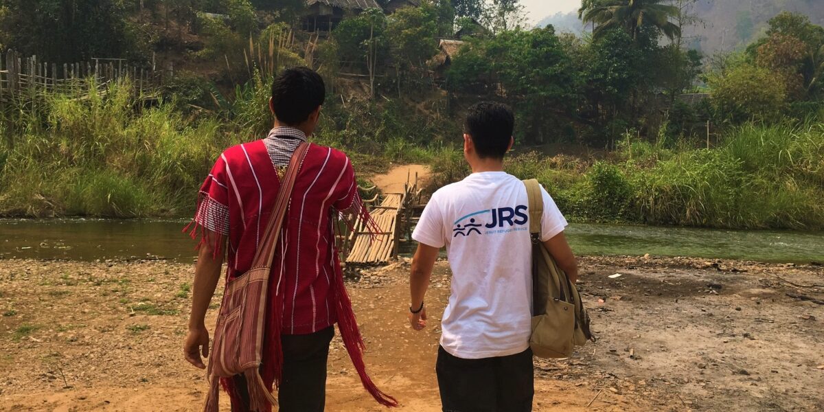 Le personnel de JRS Thaïlande marche ensemble