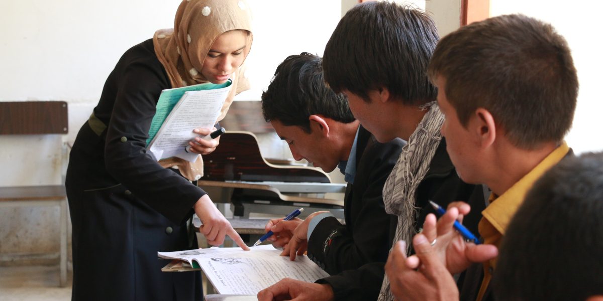 Estudiantes en una clase de primaria en Afganistán. (Servicio Jesuita a Refugiados)