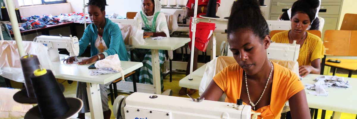 Des étudiantes en classe apprenant à fabriquer des serviettes hygiéniques. (Service Jésuite des Réfugiés)