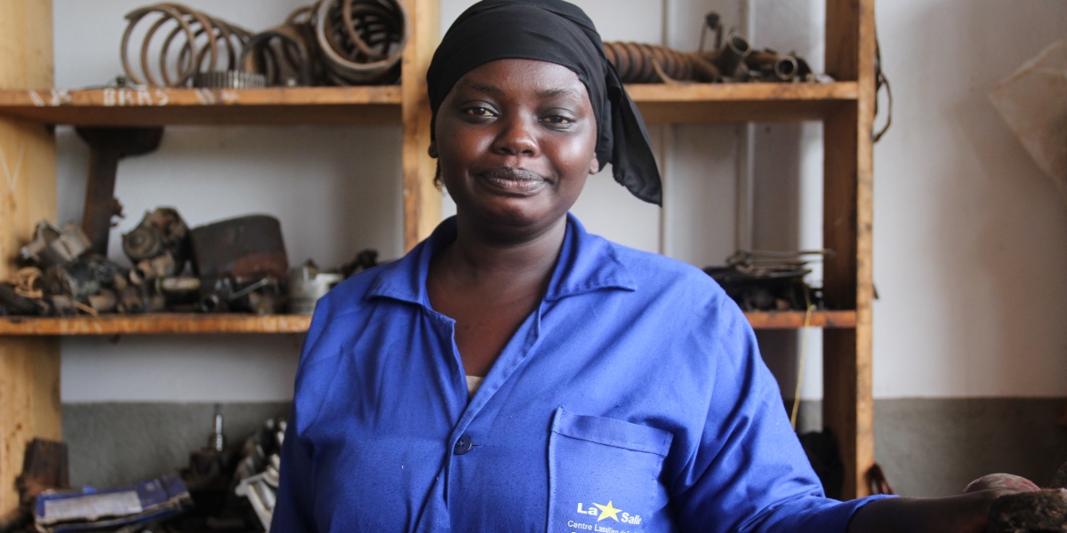 Harouna souriant dans son atelier. (Service Jésuite des Réfugiés)