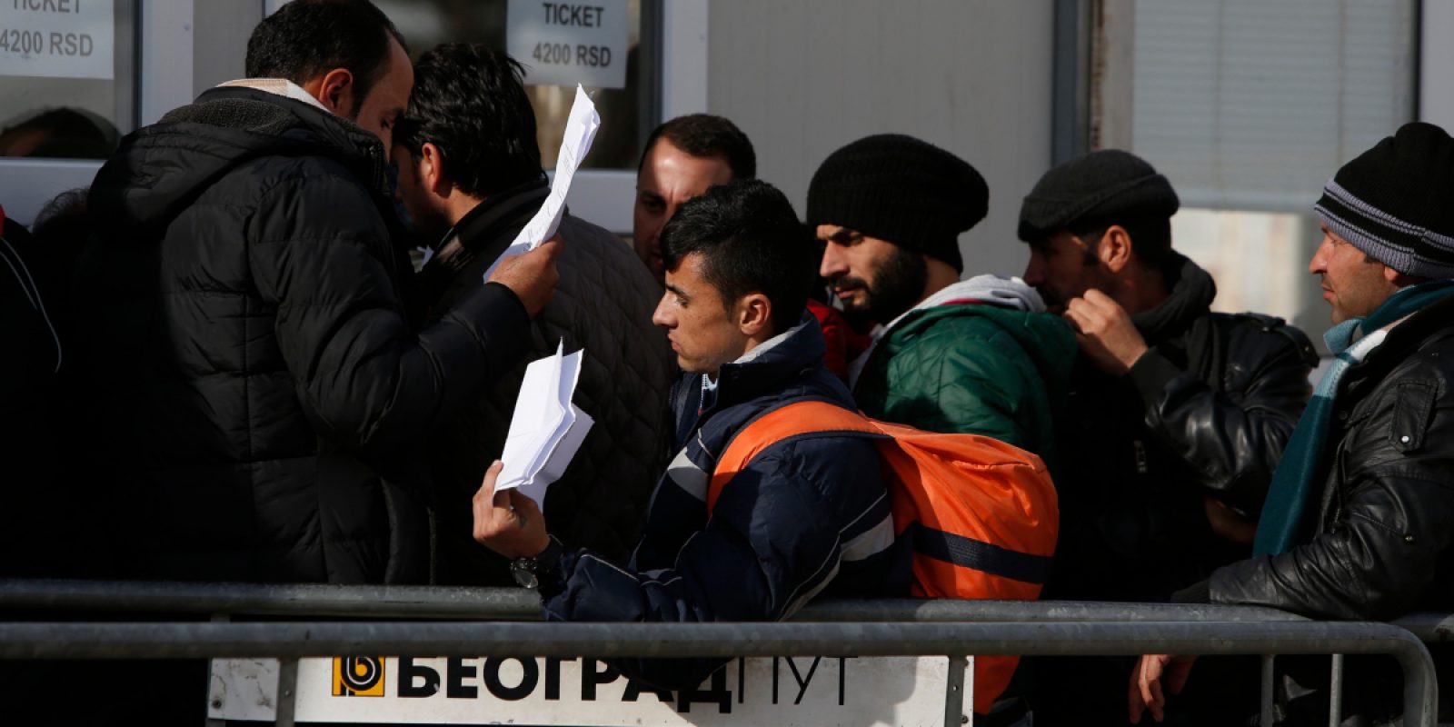 Des migrants et des réfugiés font la queue pour acheter des billets de bus afin de poursuivre leur voyage vers l'Europe de l'Ouest depuis la frontière entre la Macédoine et la Serbie. (Darrin Zammit Lupi / Service Jésuite des Réfugiés)