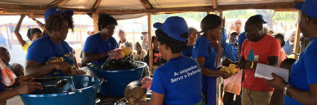 The JRS team in Angola serves the last dinner to the refugees who leave towards DRC on the first facilitated repatriation.