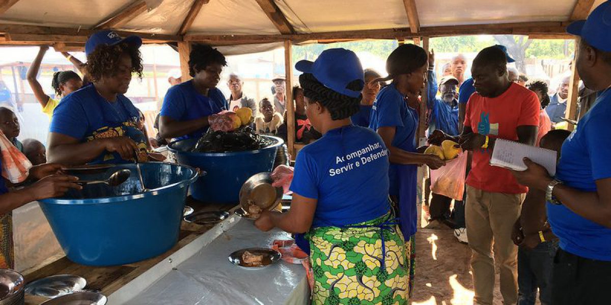The JRS team in Angola serves the last dinner to the refugees who leave towards DRC on the first facilitated repatriation.