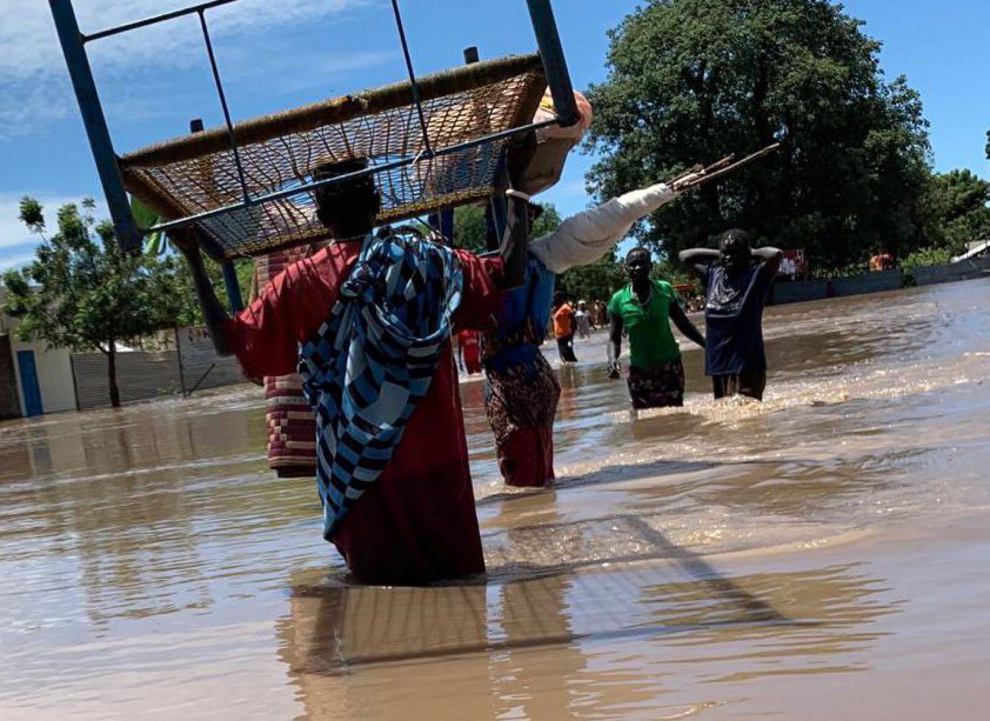 Displaced families in Maban seek higher ground while salvaging their possessions