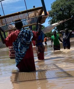 Displaced families in Maban seek higher ground while salvaging their possessions