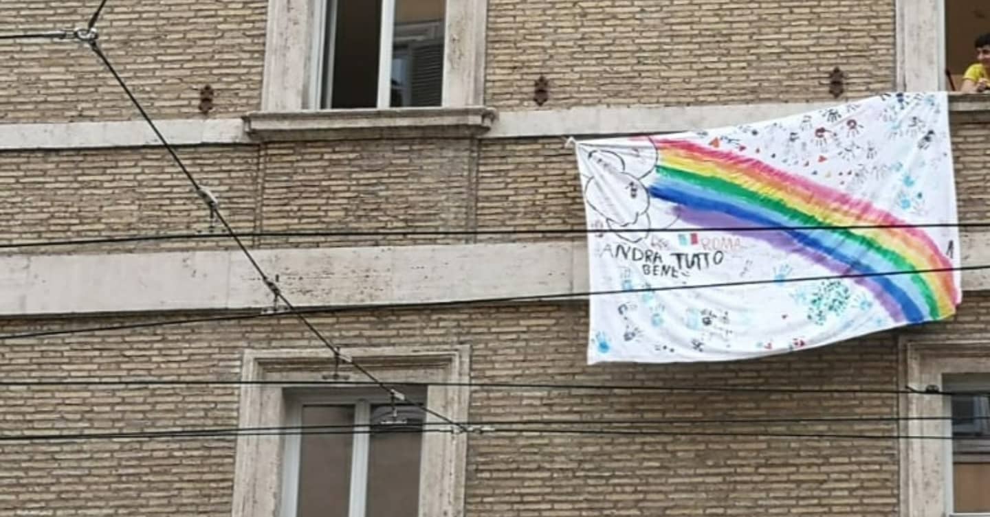  Des enfants réfugiés accueillis par Centro Astalli (JRS Italie) accrochent un message d'espoir sur une fenêtre.