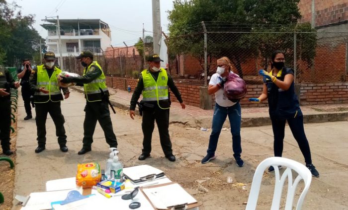 El equipo del JRS en Colombia colabora con las autoridades locales para distribuir ayuda de emergencia a 100 familias indígenas, que se encuentran bajo aislamiento forzado después de que un caso de COVID-19 fue reportado en su comunidad.