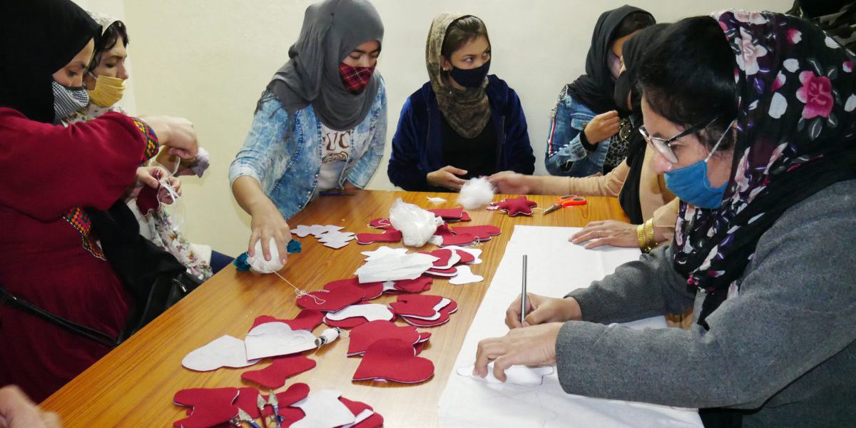 Through the Skilling Circle programme, refugee women in Delhi are lerning new skills to better respond to the needs of the labour market. (Jesuit Refugee Service)