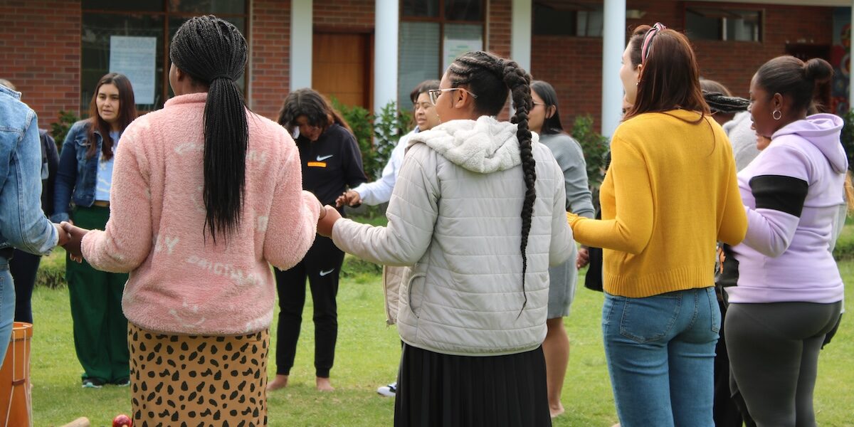 Participants se tiennent la main lors d’un atelier de réconciliation en Équateur.
