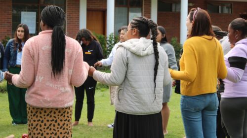 Participants se tiennent la main lors d’un atelier de réconciliation en Équateur.