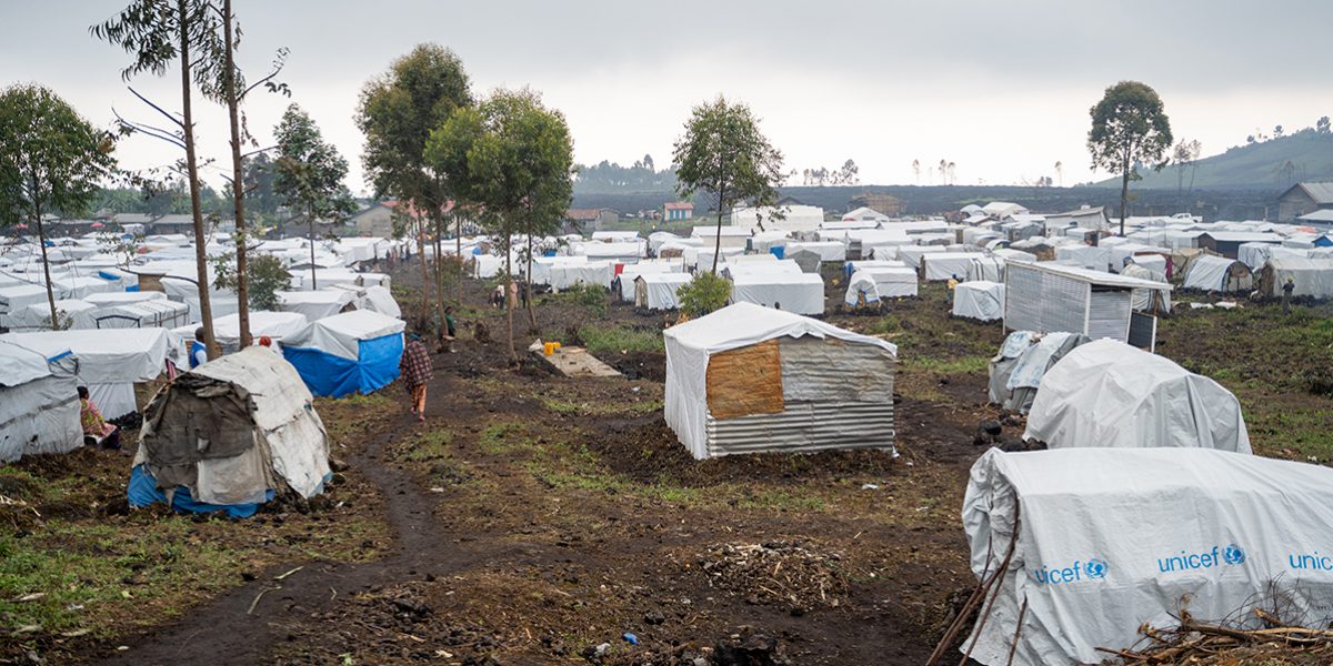 Des abris temporaires pour les personnes qui ont perdu leur maison.