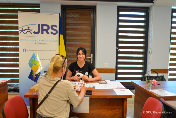 Alla supporting a Ukrainian woman at the JRS Romania office.