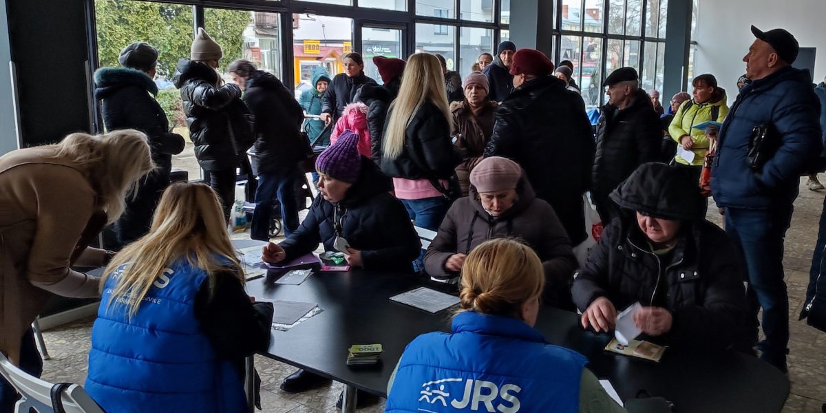 El JRS ofrece apoyo psicológico y un lugar al que llamar hogar, mientras las familias esperan para volver o continuar su viaje.