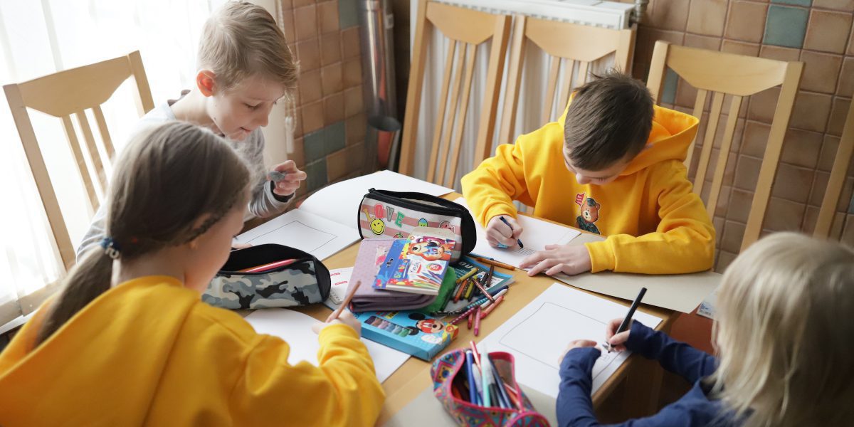 Un moment de détente pour les enfants accueillis dans la maison sécurisée du JRS à Lviv (Sergi Camara).