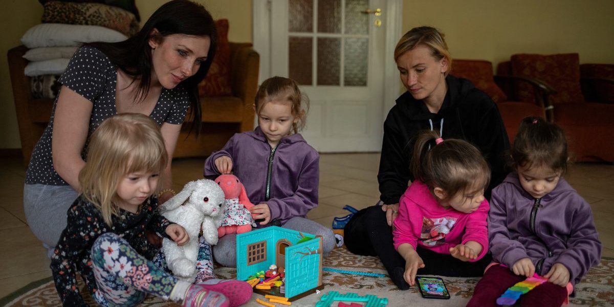 Des enfants et leurs mères jouent dans la maison sécurisée du JRS à Lviv. (Sergi Camara)