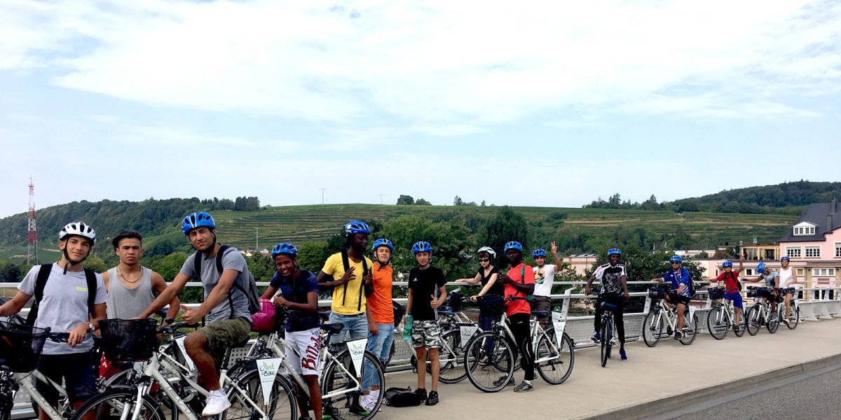 Un grupo de jóvenes refugiados durante las vacaciones en el puente del Mosela, en Grevenmacher, en un viaje organizado por el JRS Lyxembourg.