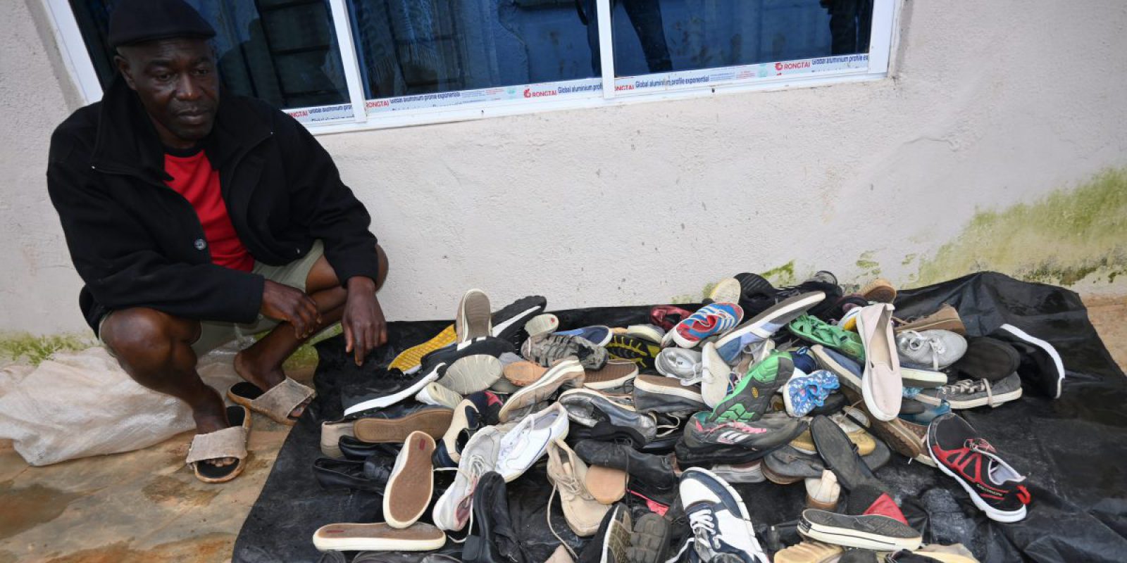 Tras huir de la violencia en su país, Nelson, un refugiado camerunés convertido en empresario, comenzó una empresa de calzado en Nigeria.