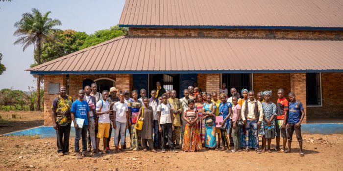 Les étudiants du centre de formation professionnelle du JRS à Bambari. Les cours comprennent l'alphabétisation, la formation en mécanique ou en couture, ainsi que la construction de la paix et la réconciliation.