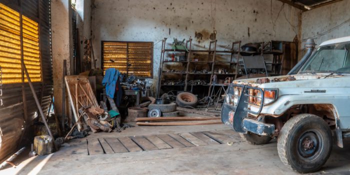 L'intérieur de l'atelier où les élèves mécaniciens apprennent et s'exercent.