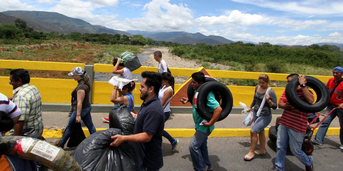 Venezolanos cruzando la frontera con Colombia (George Castellanos). Cada día, la gente camina hacia y a través de la frontera entre Venezuela y Colombia en busca de una vida mejor.