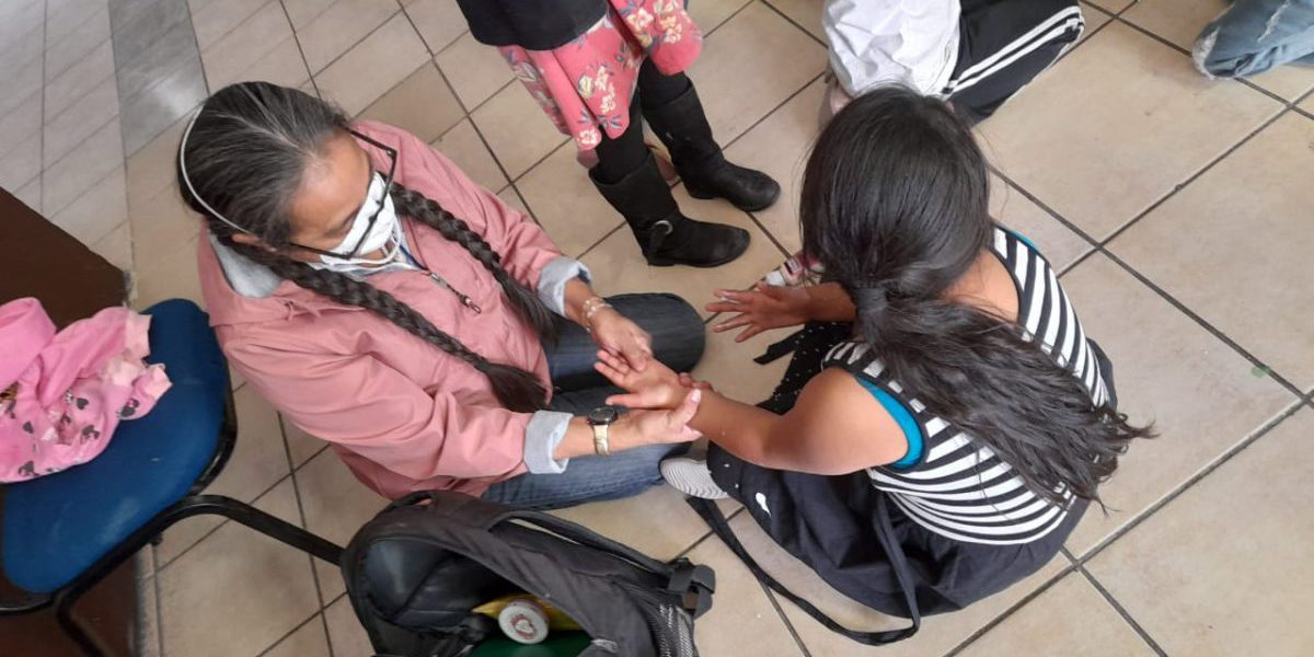 María Torres, directora de Programas Domésticos, acercándose a una mujer desplazada para ofrecerle salud mental y apoyo psicosocial. El personal del JRS ayuda a recuperar la esperanza a quienes llegan a la frontera entre Estados Unidos y México huyendo de los conflictos.