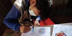 A Tinwin, desplazado interno en Myanmar, le encanta leer libros y sueña con ser médico.