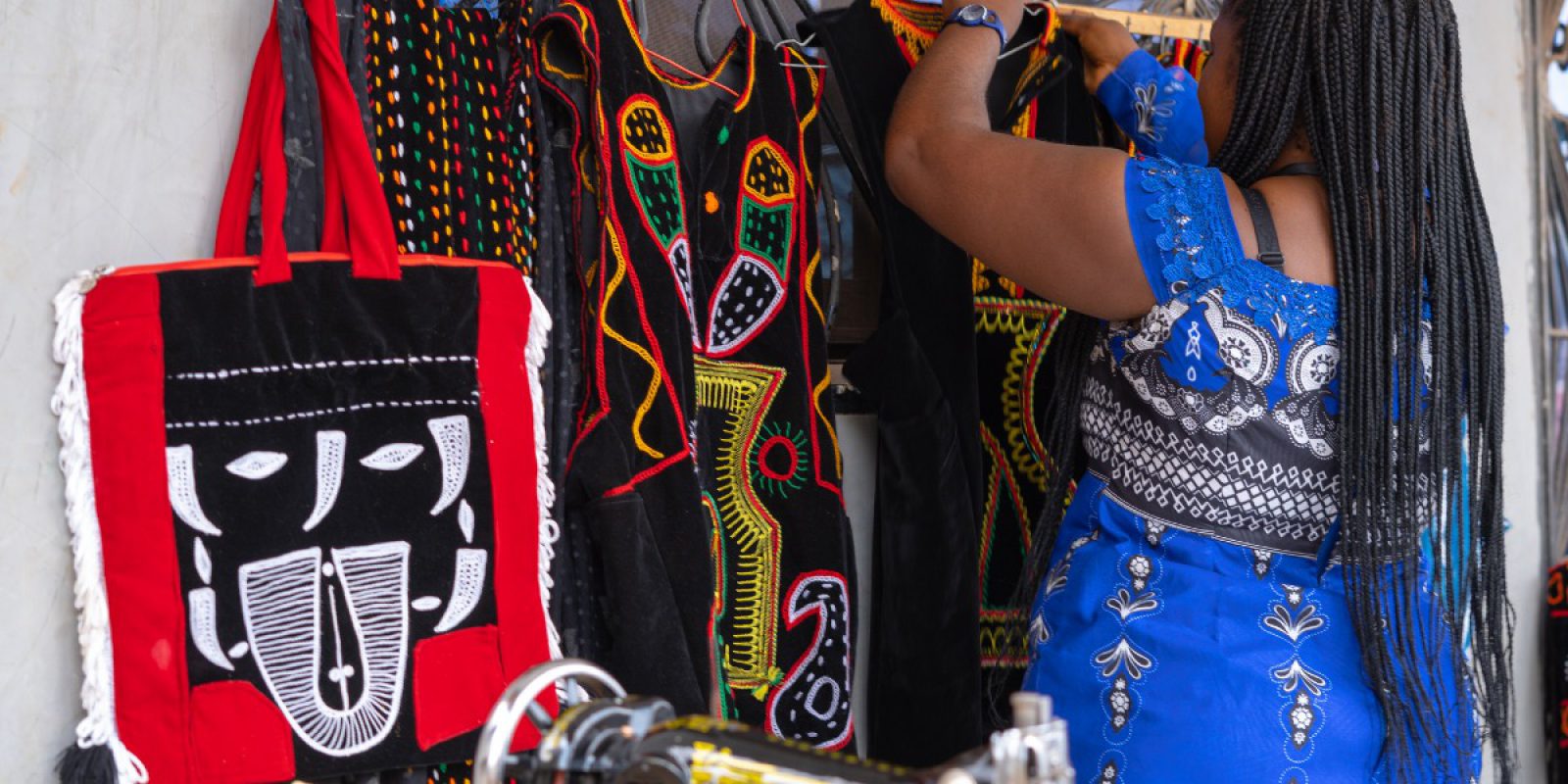 Daniella, una mujer desplazada interna que participó en Camp GLOW, trabajando en su negocio tradicional de costura en Camerún. El JRS creó un espacio seguro destinado a las mujeres desplazadas internas en Camerún para reforzar su respuesta humanitaria en el país.