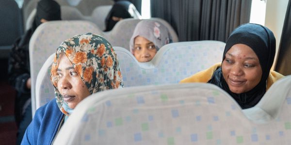 Fatiha avec d'autres étudiants en route vers les centres du JRS à bord des bus du JRS Jordanie. Le service de bus du JRS promeut l'égalité en matière d'éducation en Jordanie, permettant d'accéder à l'école d'une manière sûre et abordable.