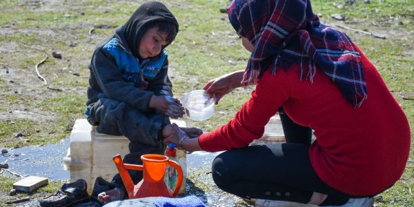 Una mujer lava los pies a un niño en un asentamiento de personas internamente desplazadas en Alepo tras el terremoto. P. Thomas H. Smolich SJ en su mensaje de Pascua, nos recuerda que simples gestos de acogida, escucha y el lavado de pies marcan la diferencia.