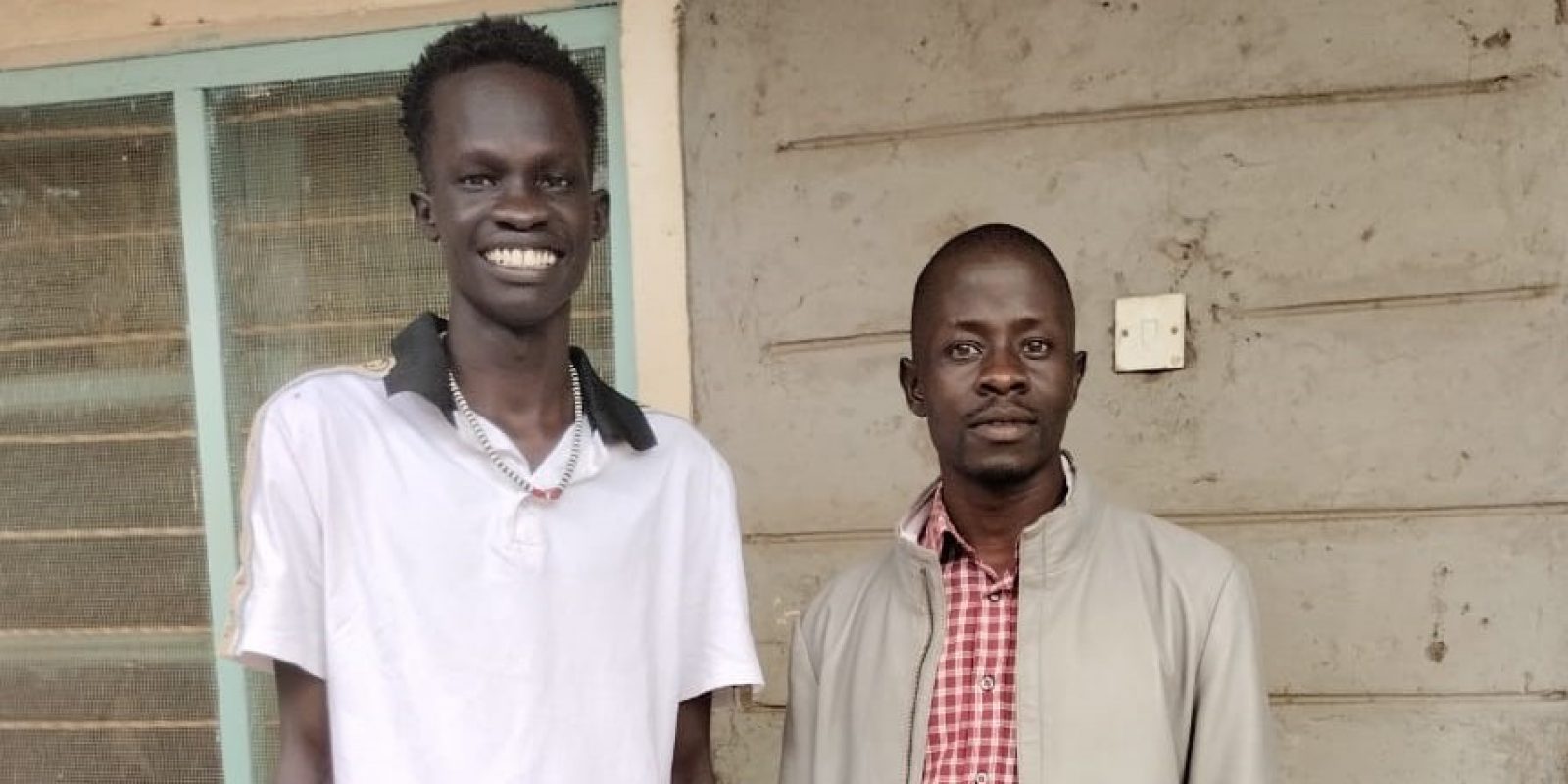 La formación para instructores digitales ofrecida en el campo de refugiados de Kakuma permite a los forfmadores refugiados impulsar su autosuficiencia.Taban y Juma, participantes en el programa de Formación de Formadores (FdF) impartido en el campo de refugiados de Kakuma.