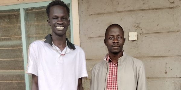 La formación para instructores digitales ofrecida en el campo de refugiados de Kakuma permite a los forfmadores refugiados impulsar su autosuficiencia.Taban y Juma, participantes en el programa de Formación de Formadores (FdF) impartido en el campo de refugiados de Kakuma.