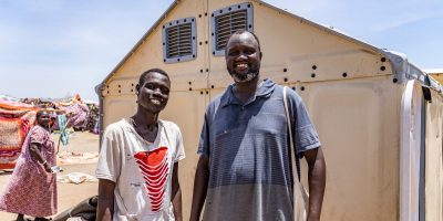 Mario y uno de sus alumnos en Renk, Sudán del Sur. La historia de Mario, un refugiado originario del Sudán del Sur, que lucha por la paz tras huir del conflicto en Sudán.