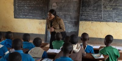 Linda, enseignant à ses élèves à l'école d'Etoug Ebe, Cameroun. Le JRS soutient l'accès à l'éducation au Cameroun et en collaboration avec les enseignants offre aux enfants les outils pour vivre en paix.