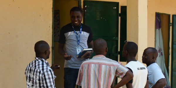 Ayo, JRS Nigeria, parle à un groupe de personnes. A l'occasion de la Journée mondiale de l'aide humanitaire, Ayo, partage son expérience au service des personnes déplacées.
