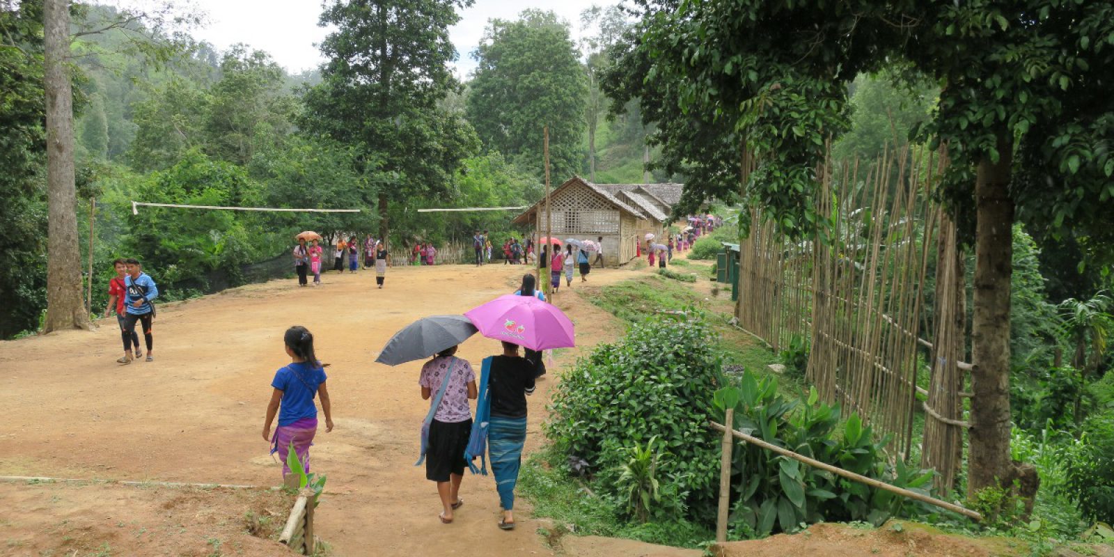 Un grupo de niñas caminando hacia la escuela en Tailandia. Una beca en Tailandia permite a una niña desplazada construirse un futuro mejor, a pesar de todas las restricciones y limitaciones.
