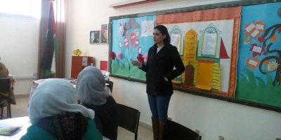 Hiba Salem, investigadora de la Beca Pedro Arrupe en Migraciones Forzosas, hablando con estudiantes. En el contexto del desplazamiento, la educación es importante porque fomenta la esperanza y permite a los niños prepararse para su futuro.