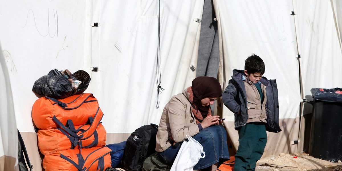 Una mujer y su hijo descansan fuera de una tienda en un campamento de tránsito en Serbia a la espera de continuar el viaje hacia Europa occidental. En la Jornada Mundial Del Migrante Y Del Refugiado 2023 el Papa Francisco nos recuerda que la decisión de emigrar debe ser siempre libre.