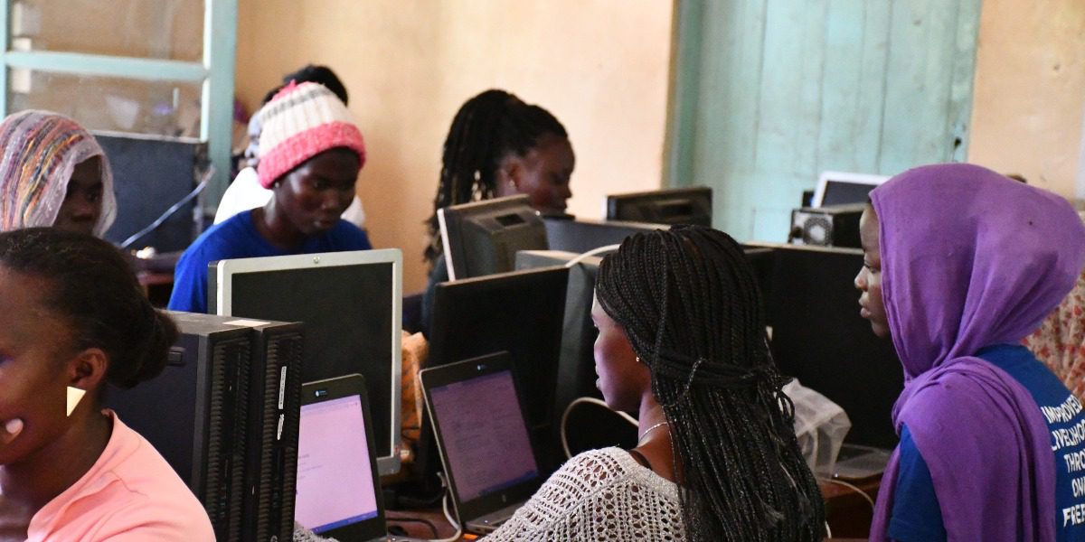Un grupo de estudiantes que participan en el Programa de Inclusión Digital (DIP). Los cursos de competencias digitales en el campo de refugiados de Kakuma permiten a las mujeres forjarse su propia independencia.